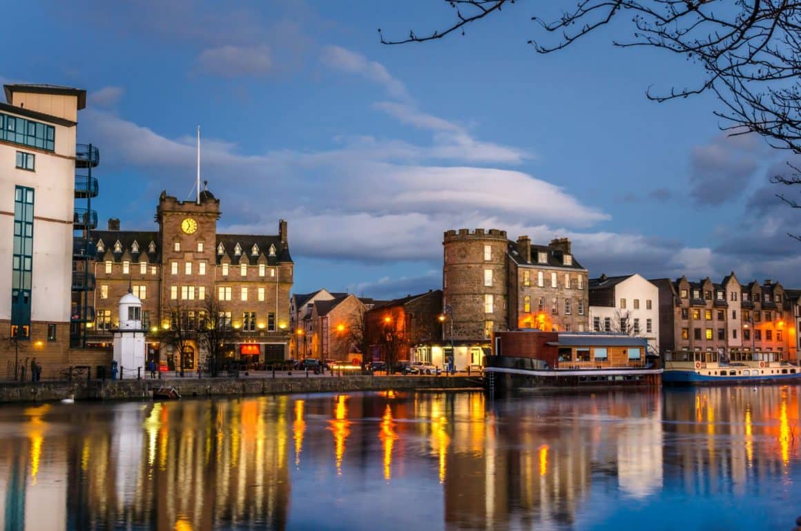 Panorama asupra orașului Edinburgh, fotografiat toamna. Cele mai frumoase destinații de toamnă, capitale europene pentru city break. Ce să vizitezi și unde să mănânci.