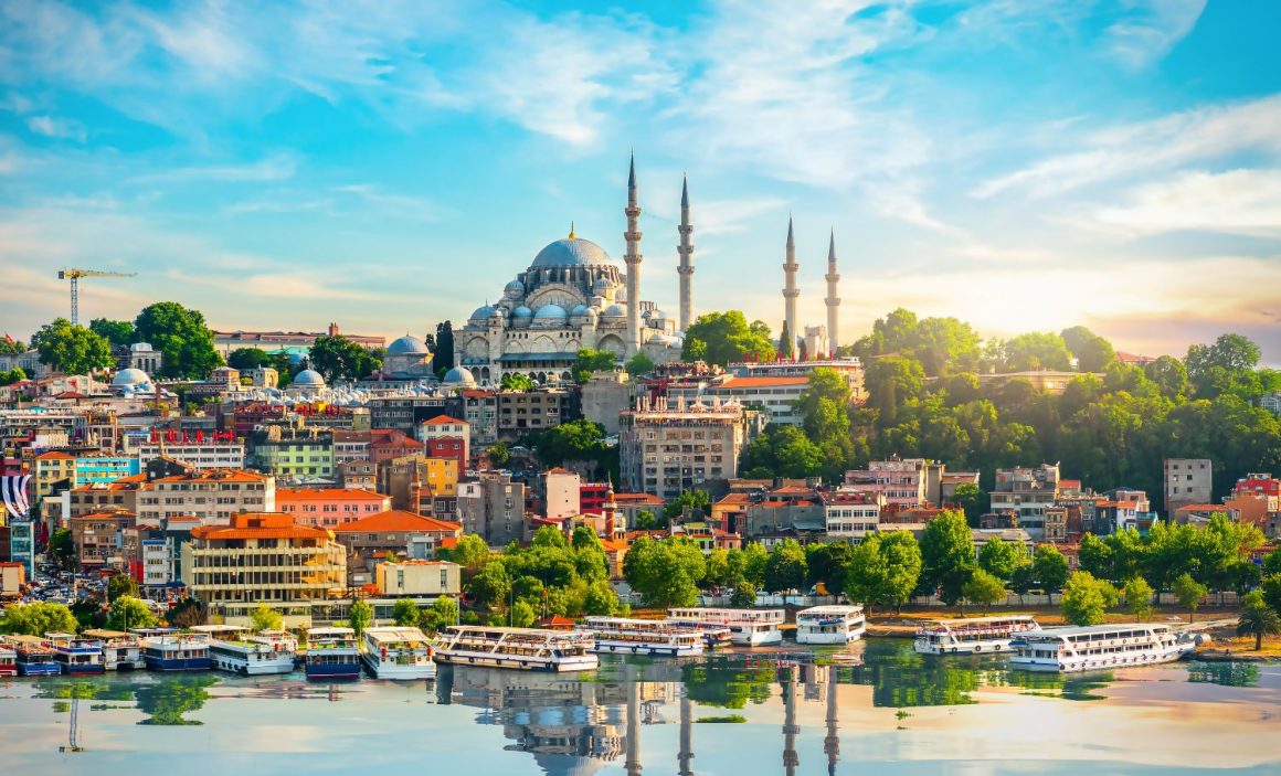 Panorama asupra orașului Istanbul, fotografiat toamna. Cele mai frumoase destinații de toamnă, capitale europene pentru city break. Ce să vizitezi și unde să mănânci.