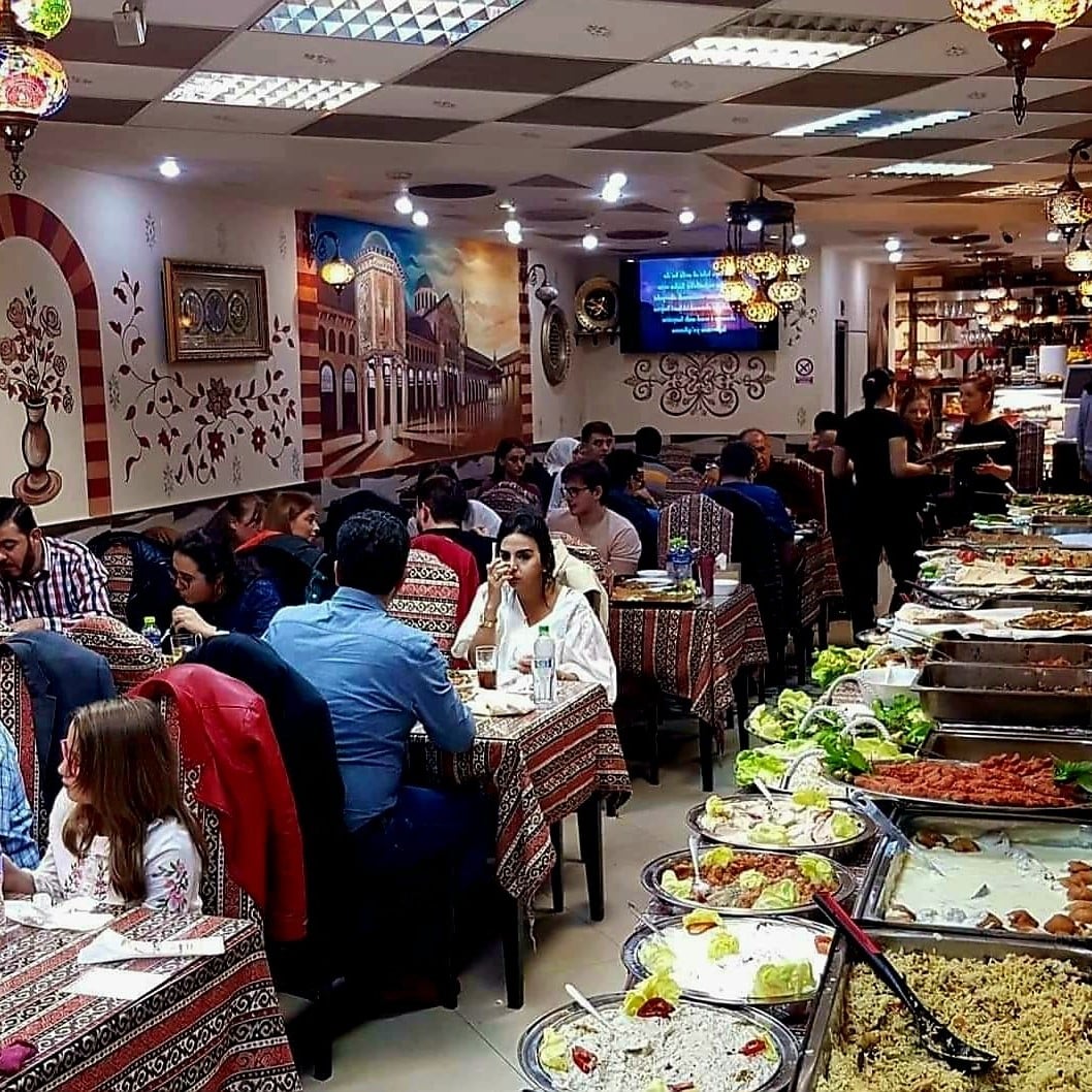 mai multi oameni iau masa la restaurant Murad, Restaurante libaneze București