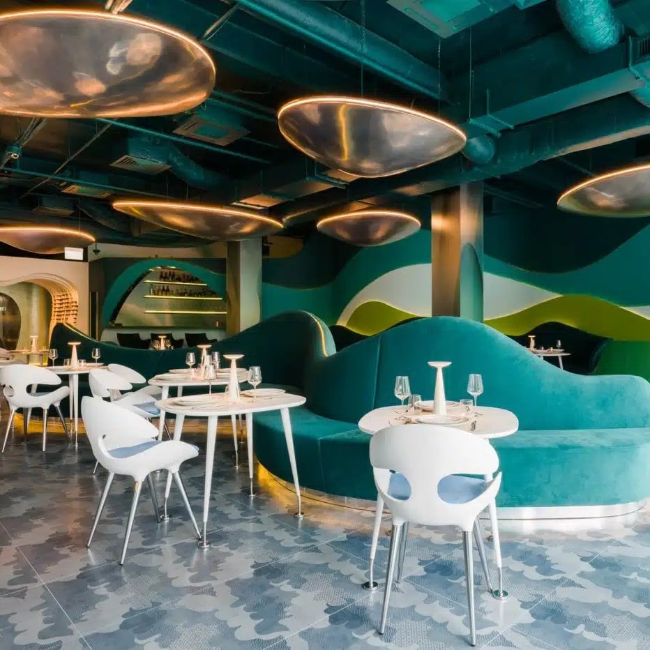 imagine din interiorul restaurantului Raionul de Peste, din București, cu un design eclectic, modern, semnat de karim rashid