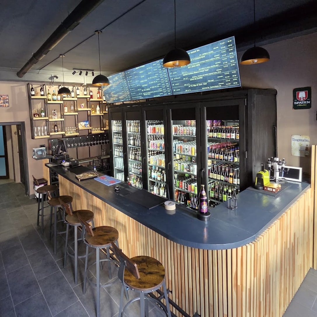 Barul si frigidere pline de bere de la Tap Craft Beer. Berării București. Bere craft