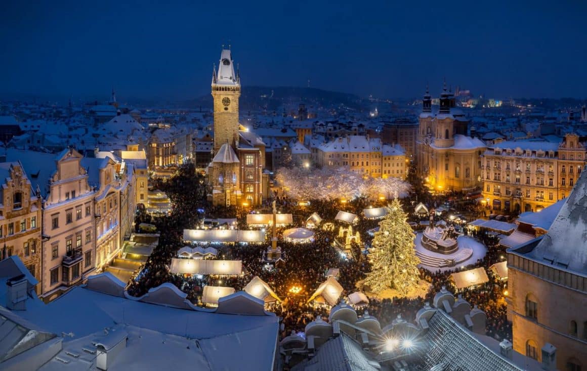 Piața de Crăciun din Praga, din centrul orașului, fotografiata de sus, noaptea, asa incat imaginea cuprinde intreg targul. Unul dintre cele mai frumoase târguri de Crăciun din Europa.