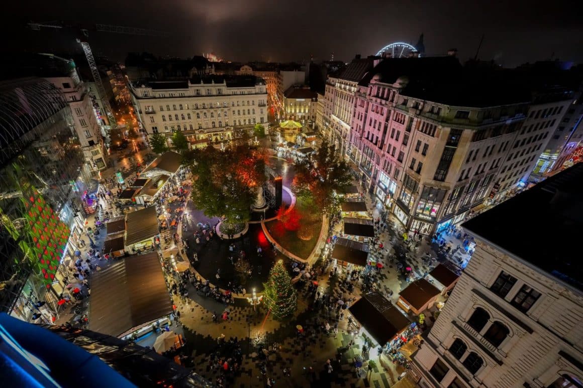 Piața de Crăciun de la Budapesta. Vorosmarty Christmas market in front of St. Steven Cathedral, Budapest, Hungary