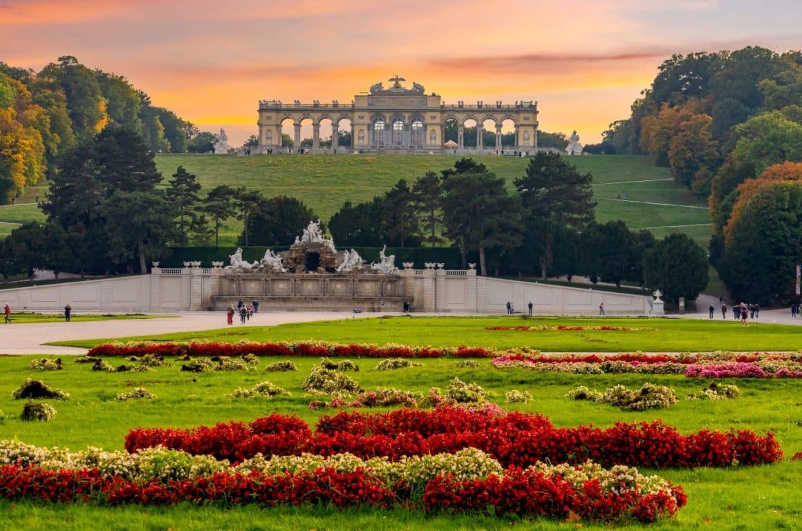 Panorama asupra grădinilor de la Schonbrunn, din Viena, toamna. Cele mai frumoase destinații de toamnă, capitale europene pentru city break. Ce să vizitezi și unde să mănânci.