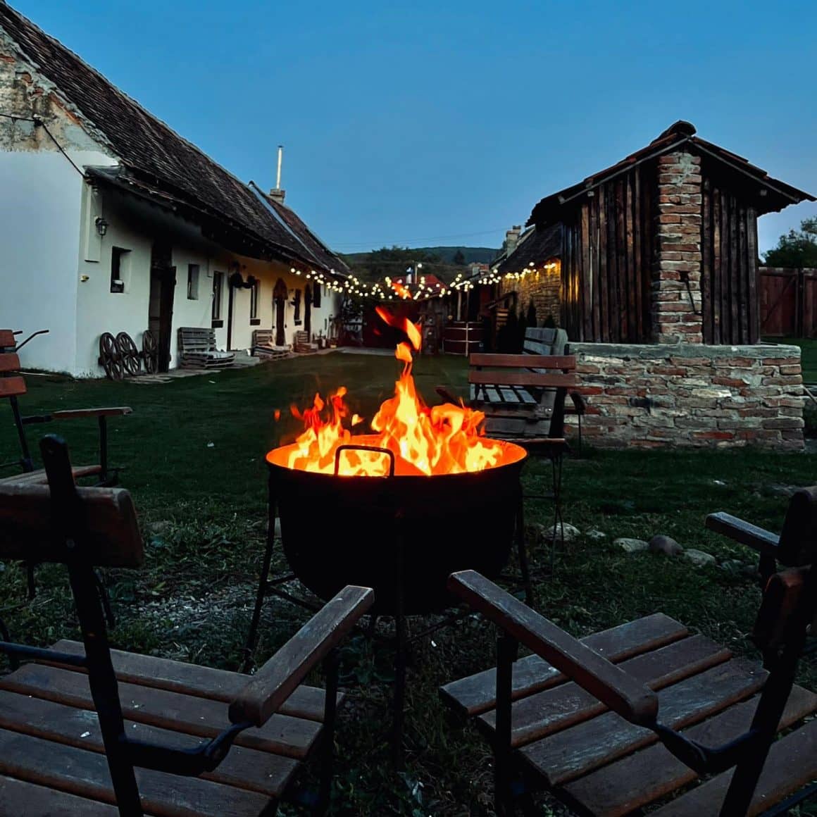 foc la tuci, in curtea rustica de la casa Hartinbaciului. Pensiuni cu ciubăr