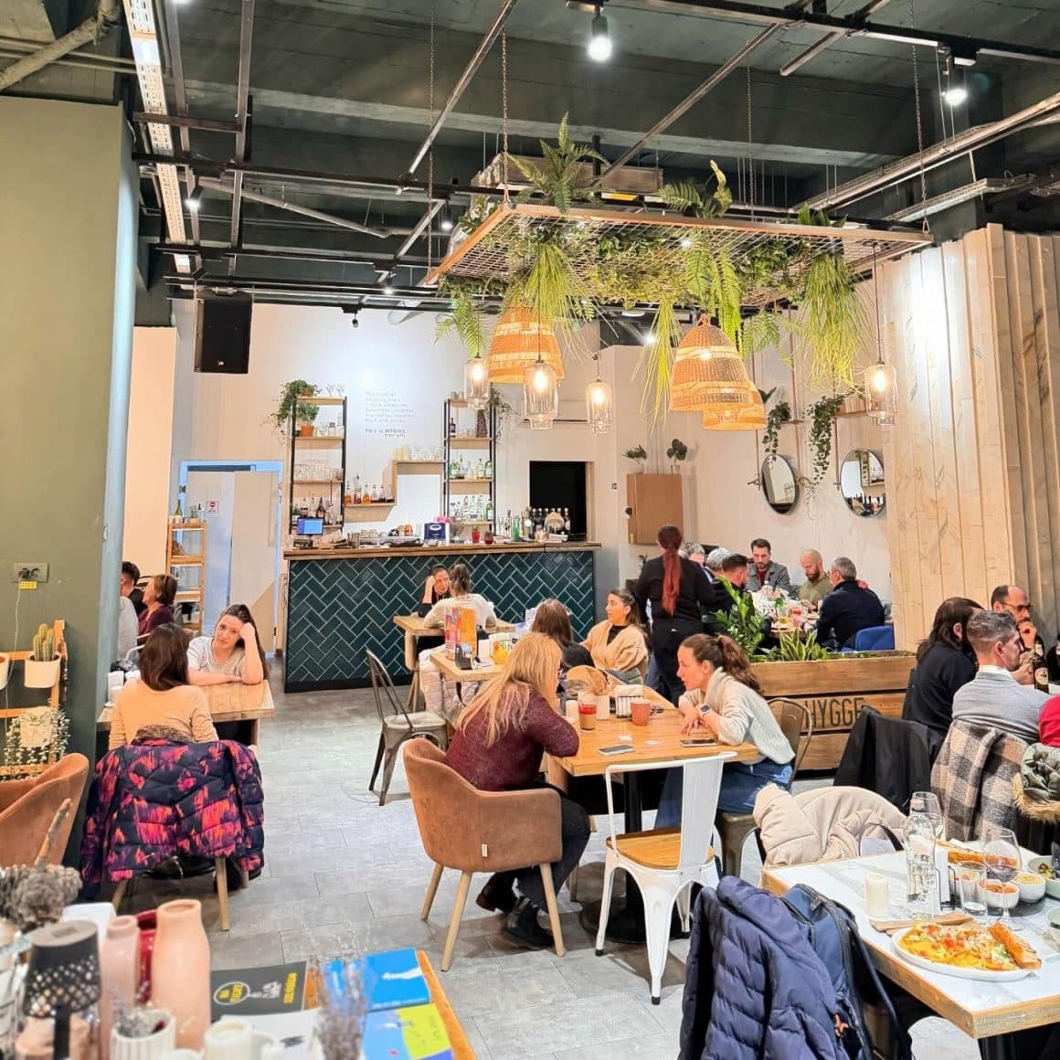 imagine din interiorul restaurantului Hygge Social Kitchen. Brunch București