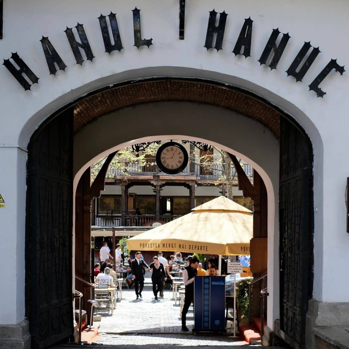 intrarea la Hanu lui mnauc. Restaurante românești Bucureștui