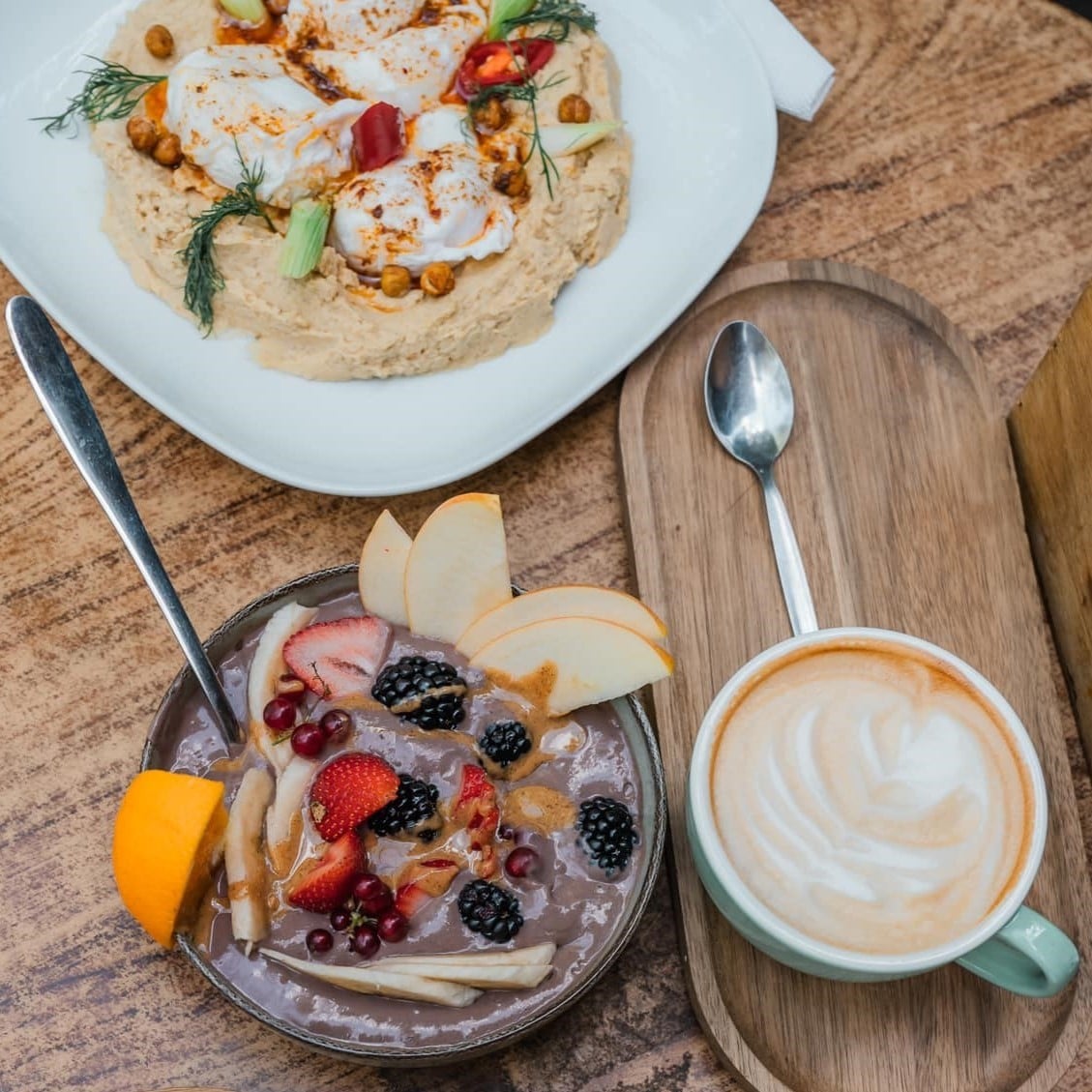 farfurie cu hummus, bol cu granola si o cafea pentru brunch la Bread * Spices București