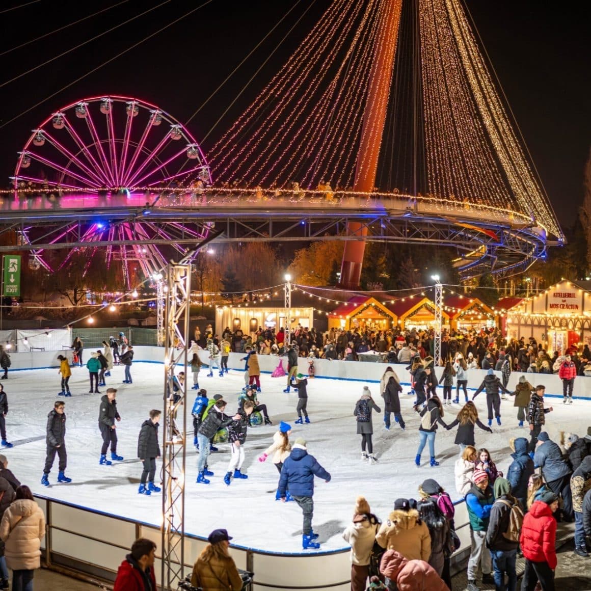 patinoauel de la West Side Christmas Market din Drumul Taberei., iar în fundal roata panoramica si pasarela luminata