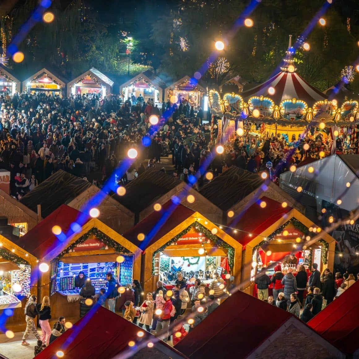 Imagine de ansamblu, seara, asupra targului West Side Christmas Market din Drumul Taberei. Târguri de Crăciun din București 2024