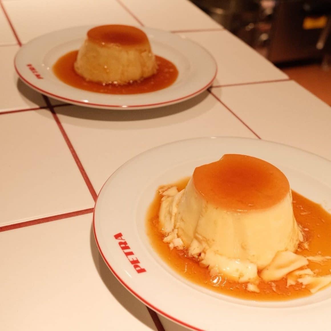 2 farfurii cu cremă de zahăr ars de la Petra Obor