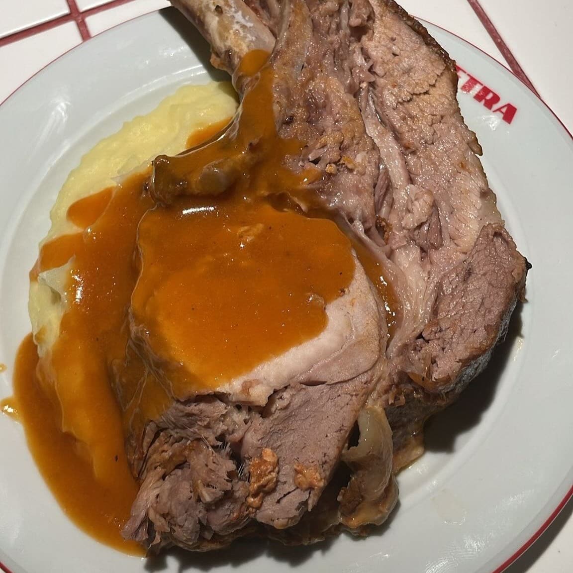 ciolan cu piure la Petra Obor. Comfort food București 