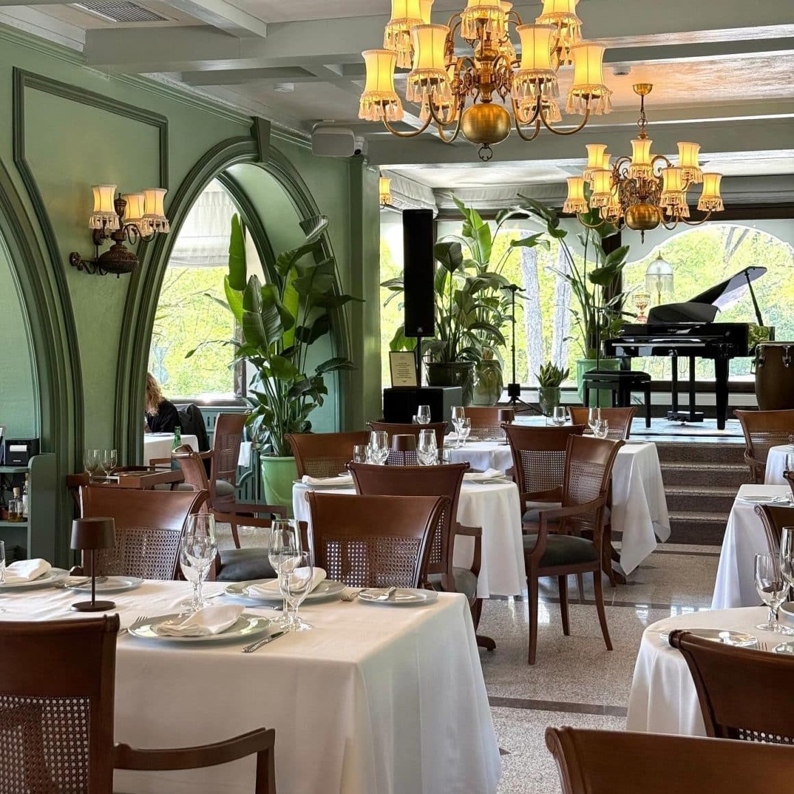 imagine de ansamblu din restaurant Casa Albă Băneasa, unde să mergi să petreci 1 decembrie în restaurant