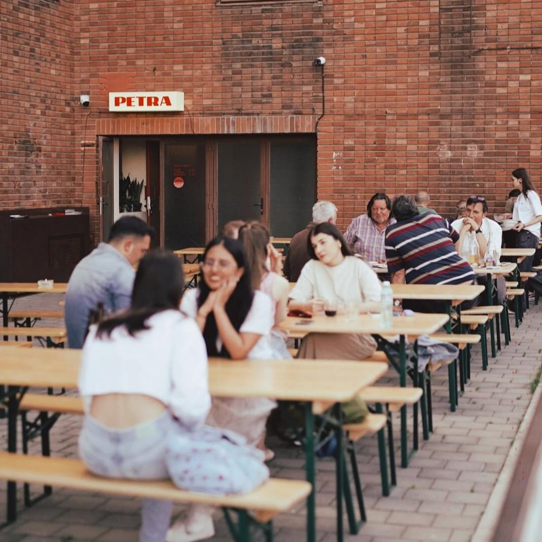 imagine de pe terasa restaurantului Petra de la piața Obor
