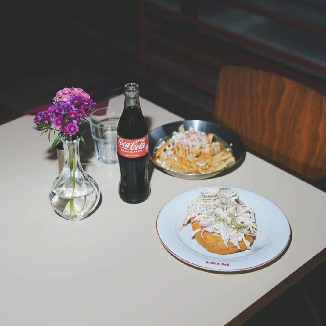 close up cu 2 farfurii cu mancare romaneasca si o sticla de cola de la Ptrea Obor