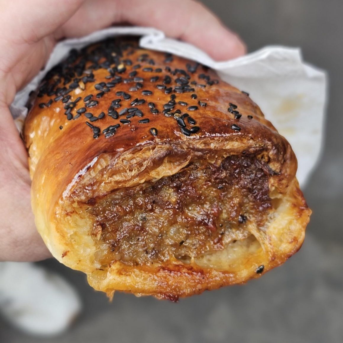 Sausage roll de la Pickles. Comfort food București