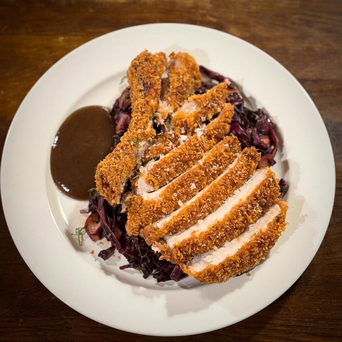 Cotlet de porc în panko, kimchi de varză roșie și mărar, ketchup de mere de la Pickles București