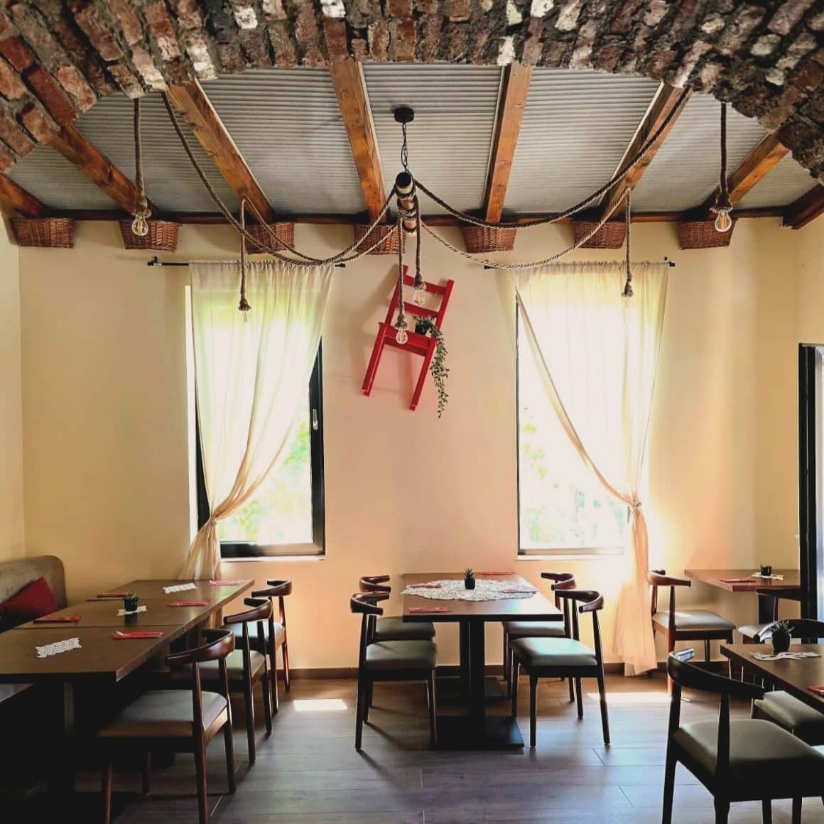 imagine din restaurant Străbun, amenajat tradițional românesc, unul din cele mai bune restaurante românești din București