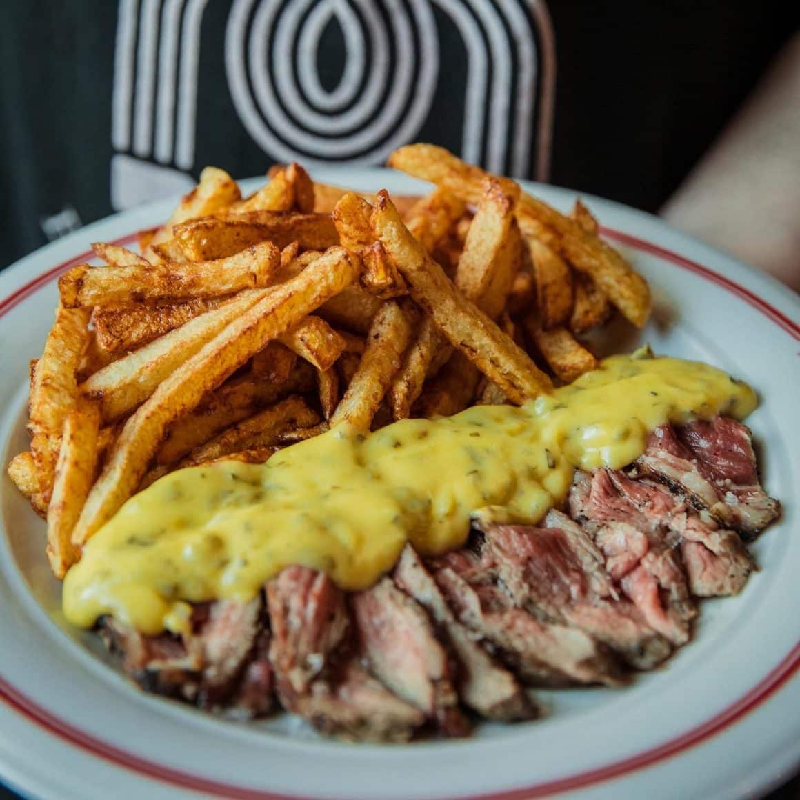 Steak frites de la Mosafir. Comfort food București