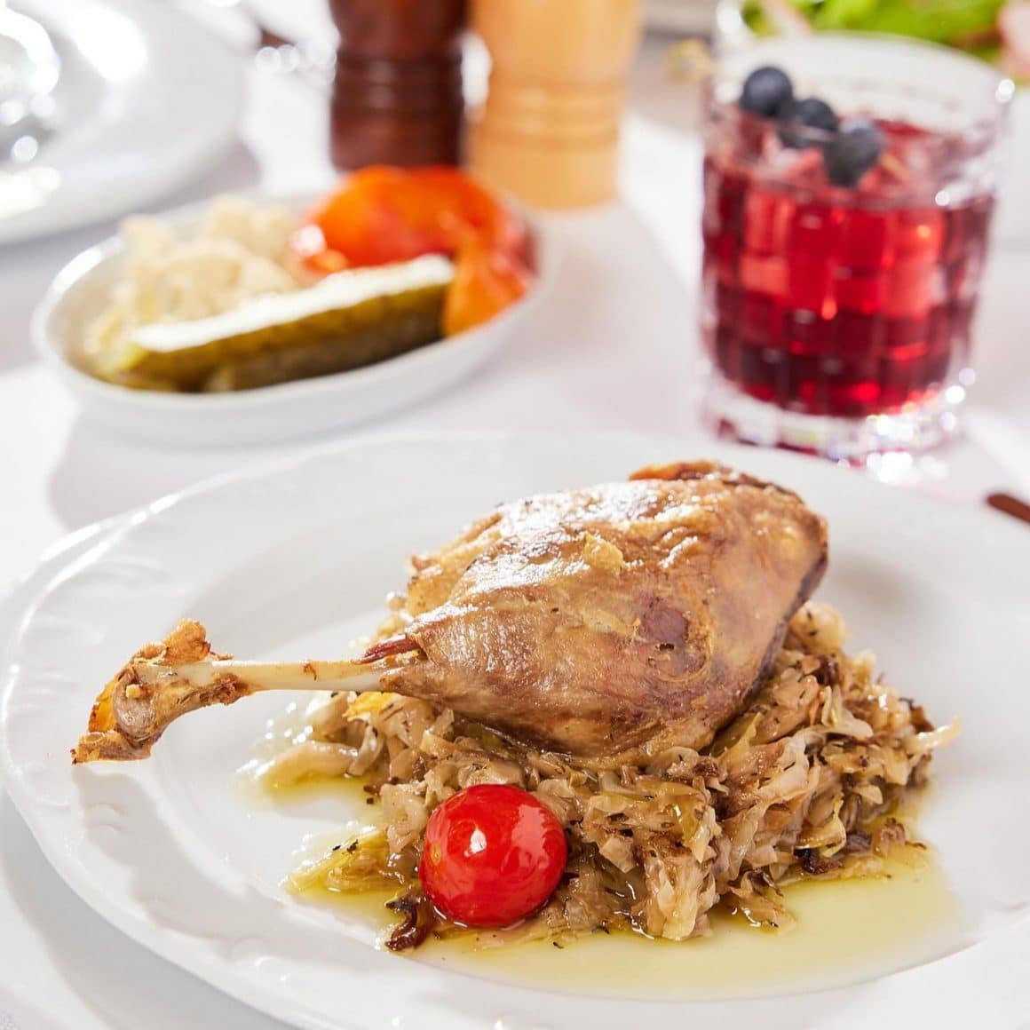 Pulpa de rață la garniță pe varză acră rumenit de la restautarant Casa Alba