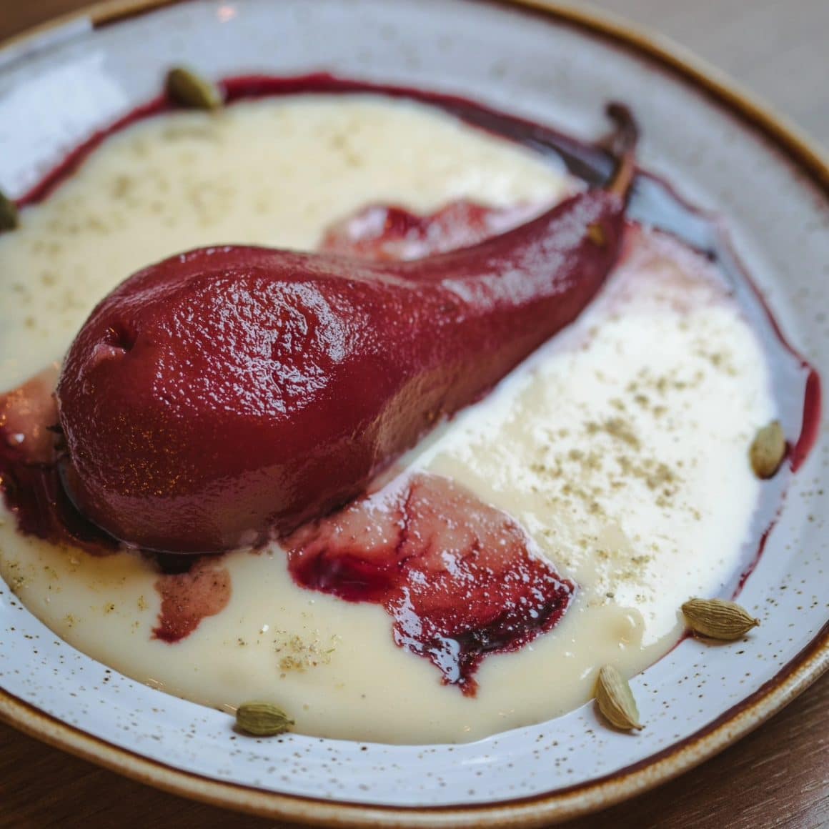 Pară în vin cu cremă de vanilie și cardamom de la Bucătăria.localfood. Comfort food București