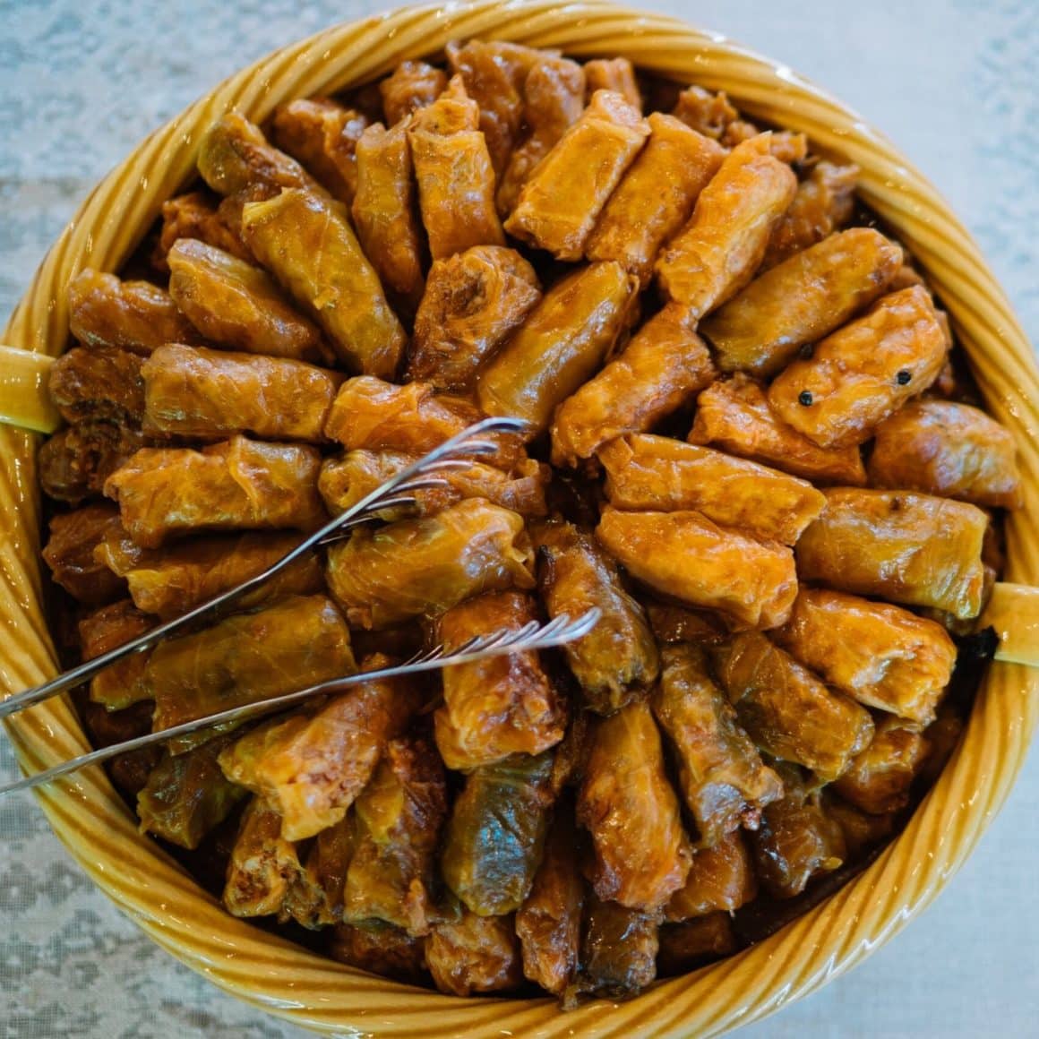 oală mare cu sarmale făcute de casă