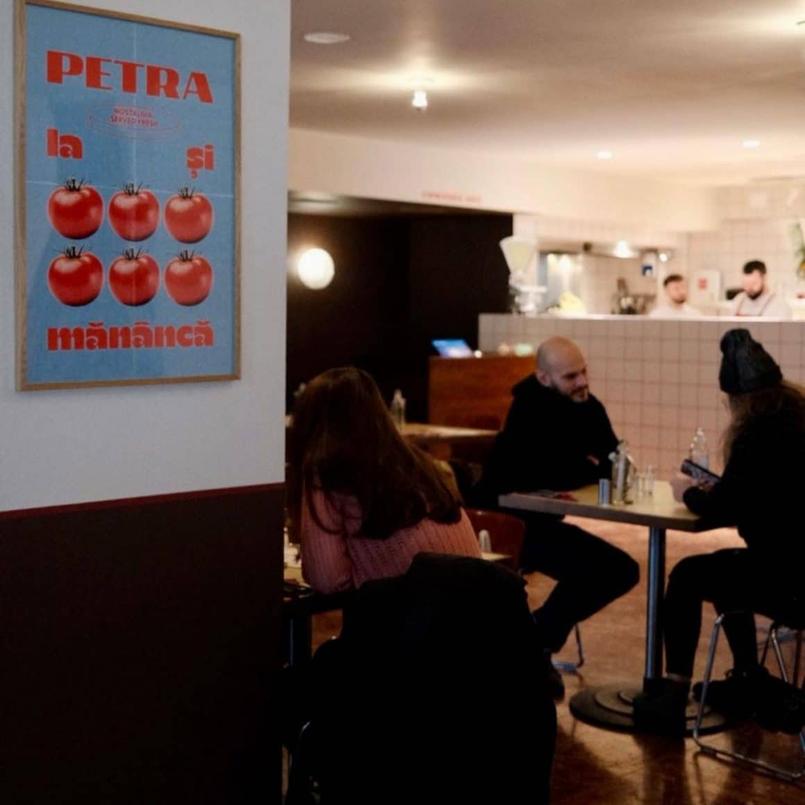 oameni la masa la restaurantul Petra de la piața Obor