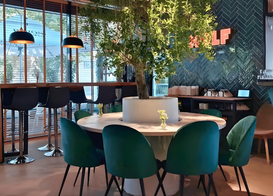 masa rotunda din interiorul restauratului Molf București