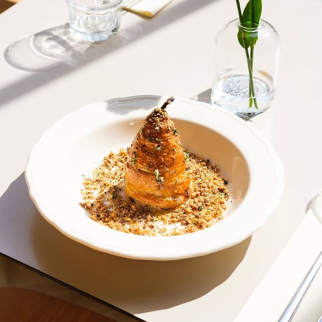 peră coapte, învelita în foietaj și umpluta cu Gorgonzola, cu nuci coapte și miere de la Mom Bucuresti