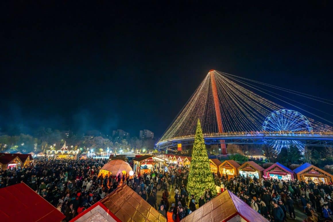 Imagine de ansamblu, seara, asupra targului West Side Christmas Market din Drumul Taberei. Târguri de Crăciun din București 2024