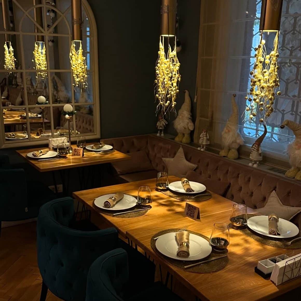 mesele de la interiorul restaurantului Pata Negra din București cu decorațiuni atârnate de candelabre