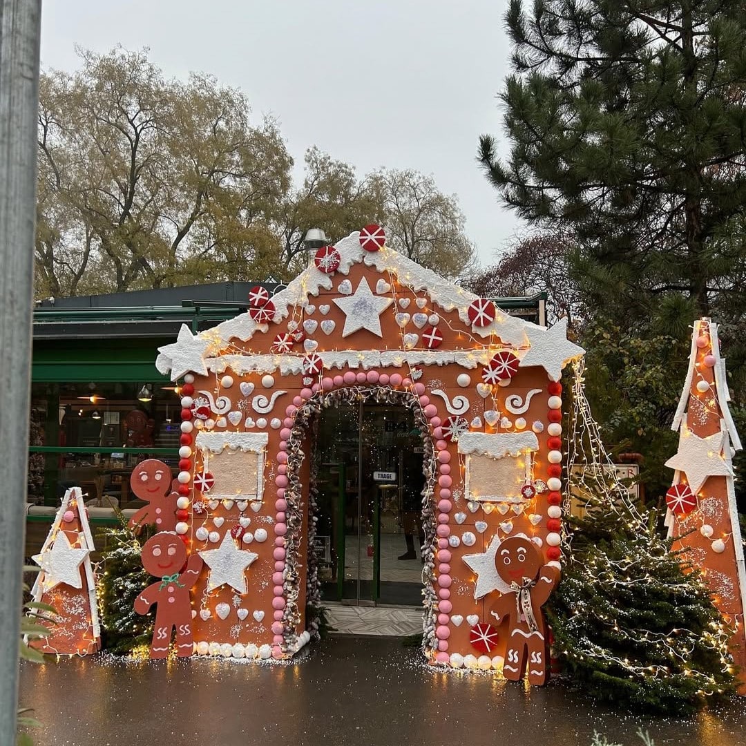 intrarea restaurantului B4market decorat cu i arcada ca de turta dulce. Locații de Crăciun din București