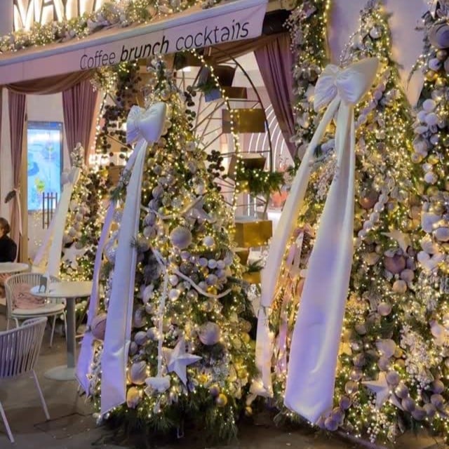 brazi impodobiti de crăciun in fata bistroului Mayfair 39. Cele mai frumos decorate locații de Crăciun din București.