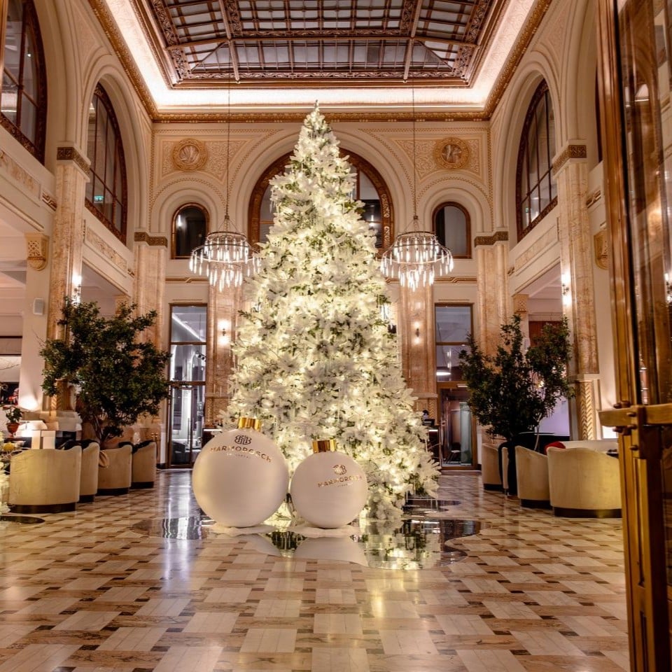 brad decorat de Crăciun din holul hoteluluj Marmorosch. Cele mai frumoase locații de Crăciun din București