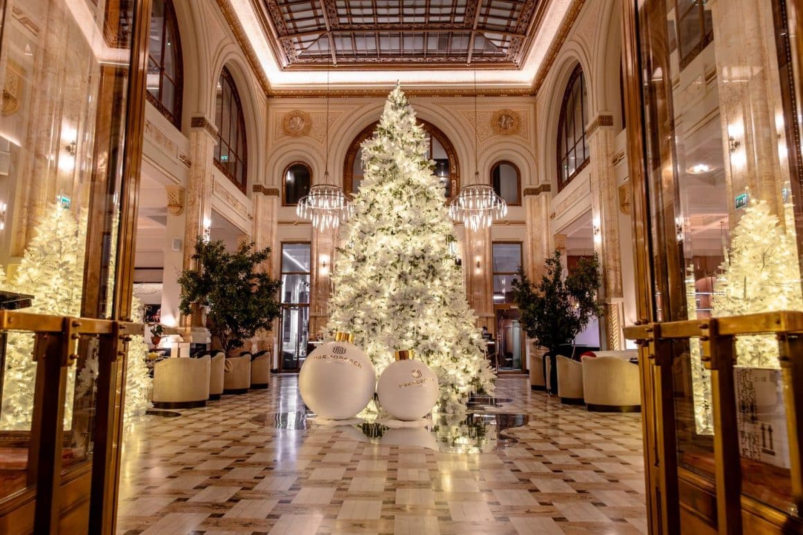 Lobby de la hotel The Marmorosch Bucuresti, decorat de Crăciun. Oferte de revelion la restaurante