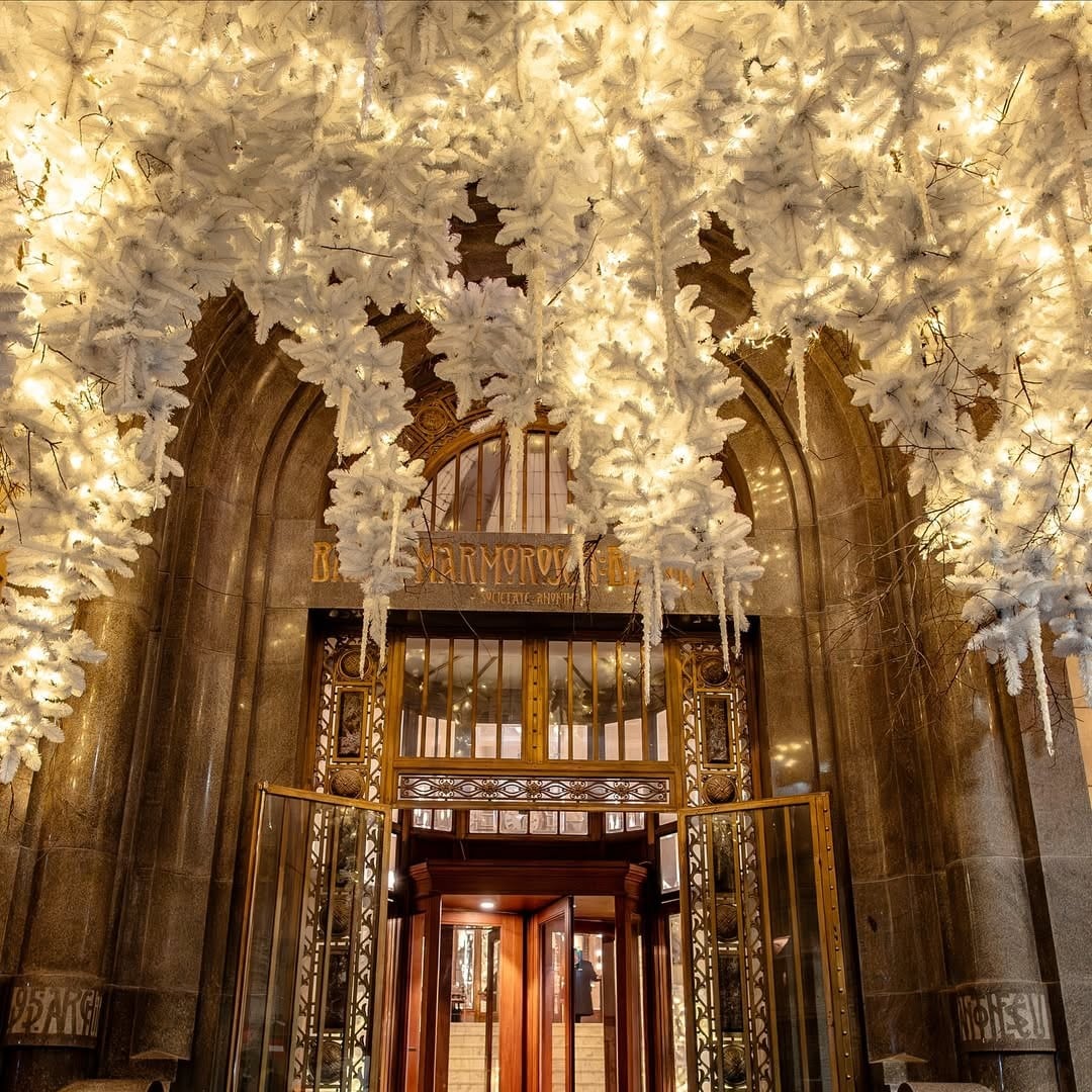 intrarea de la Hotel Marmorosch, decorata de Crăciun cu ghirlande de brad alb si beculete