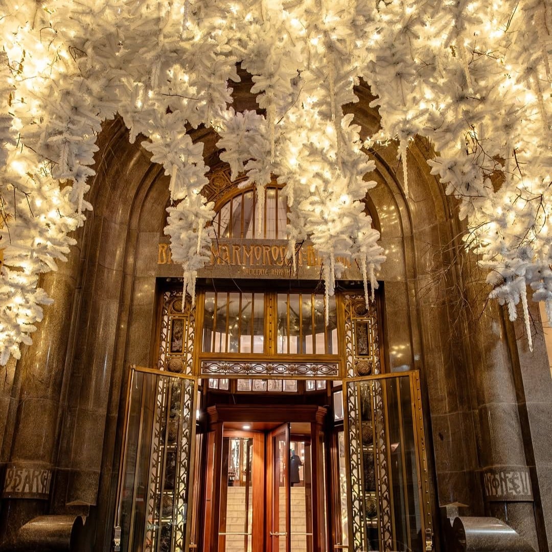 intrarea de la hotel The Marmorosch Bucuresti, decorata de Crăciun. Oferte de revelion la restaurante