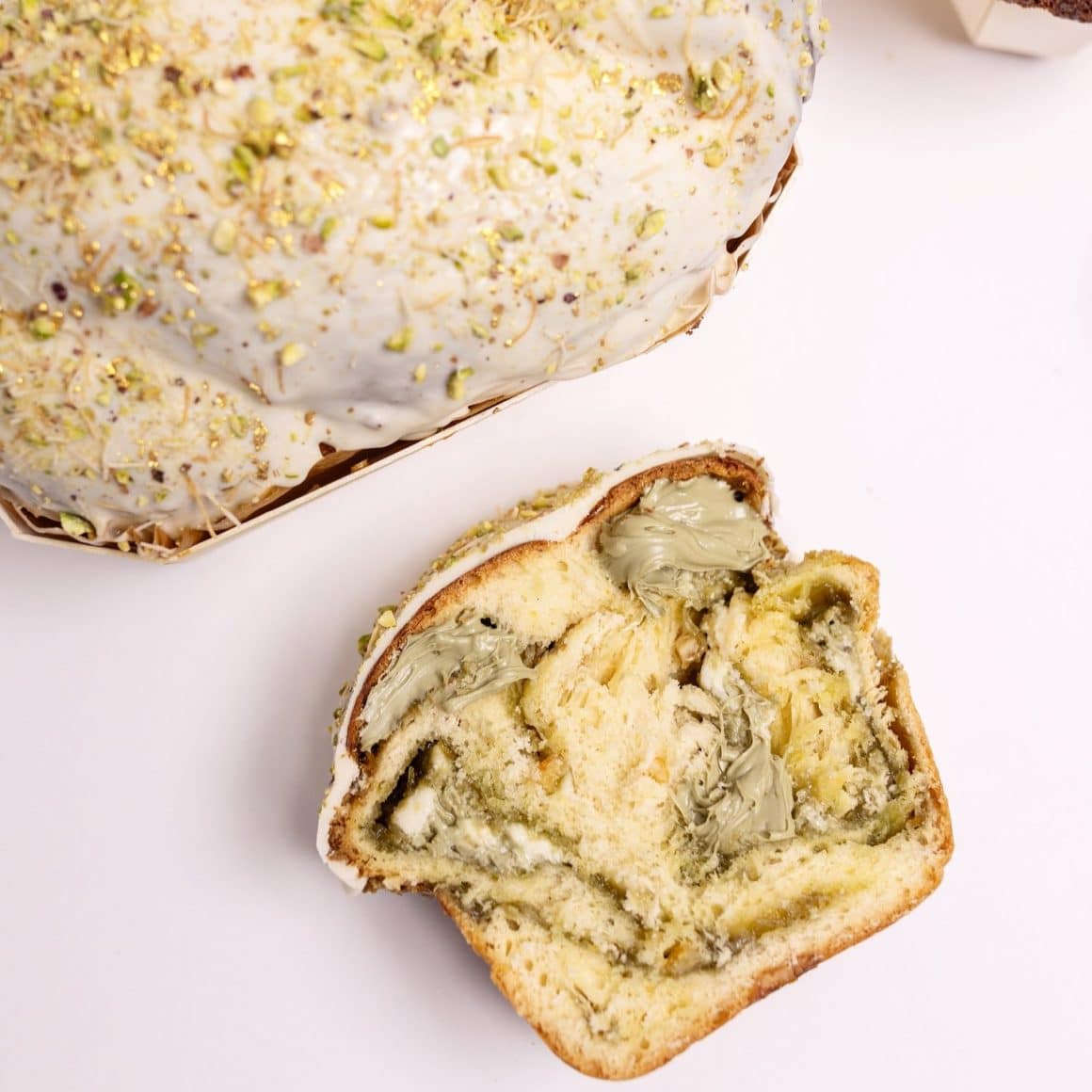 cozonac cu ciocolată albă și fistic de la Chez Marie