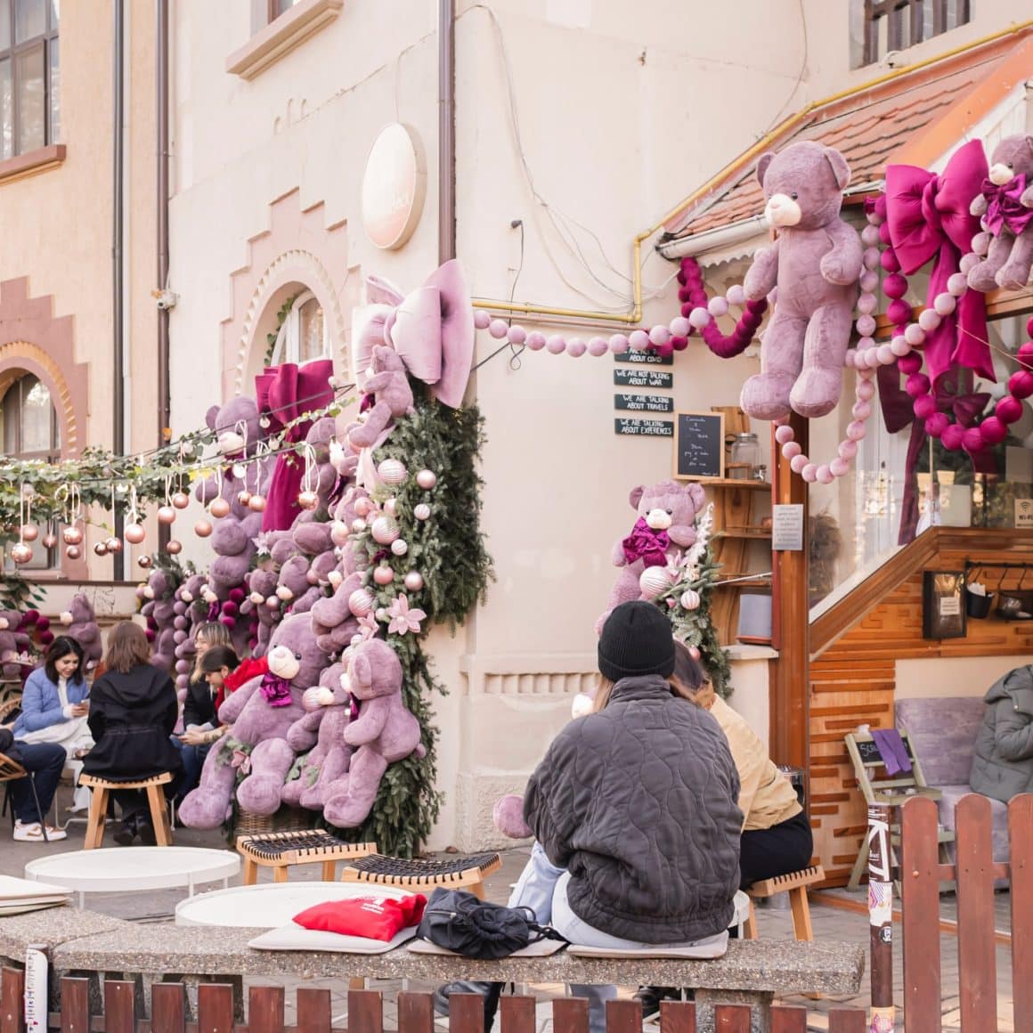 decorul de crăciun de la Throwback Coffee. Locații de Crăciun din București.