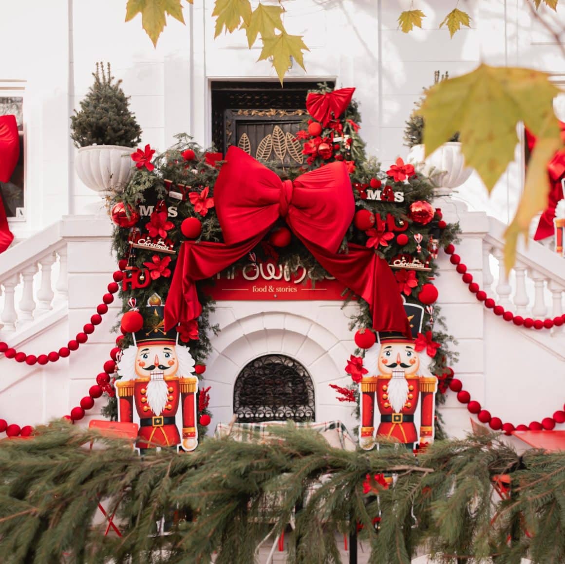 decorul de crăciun de la Throwback Coffee. Locații de Crăciun din București.