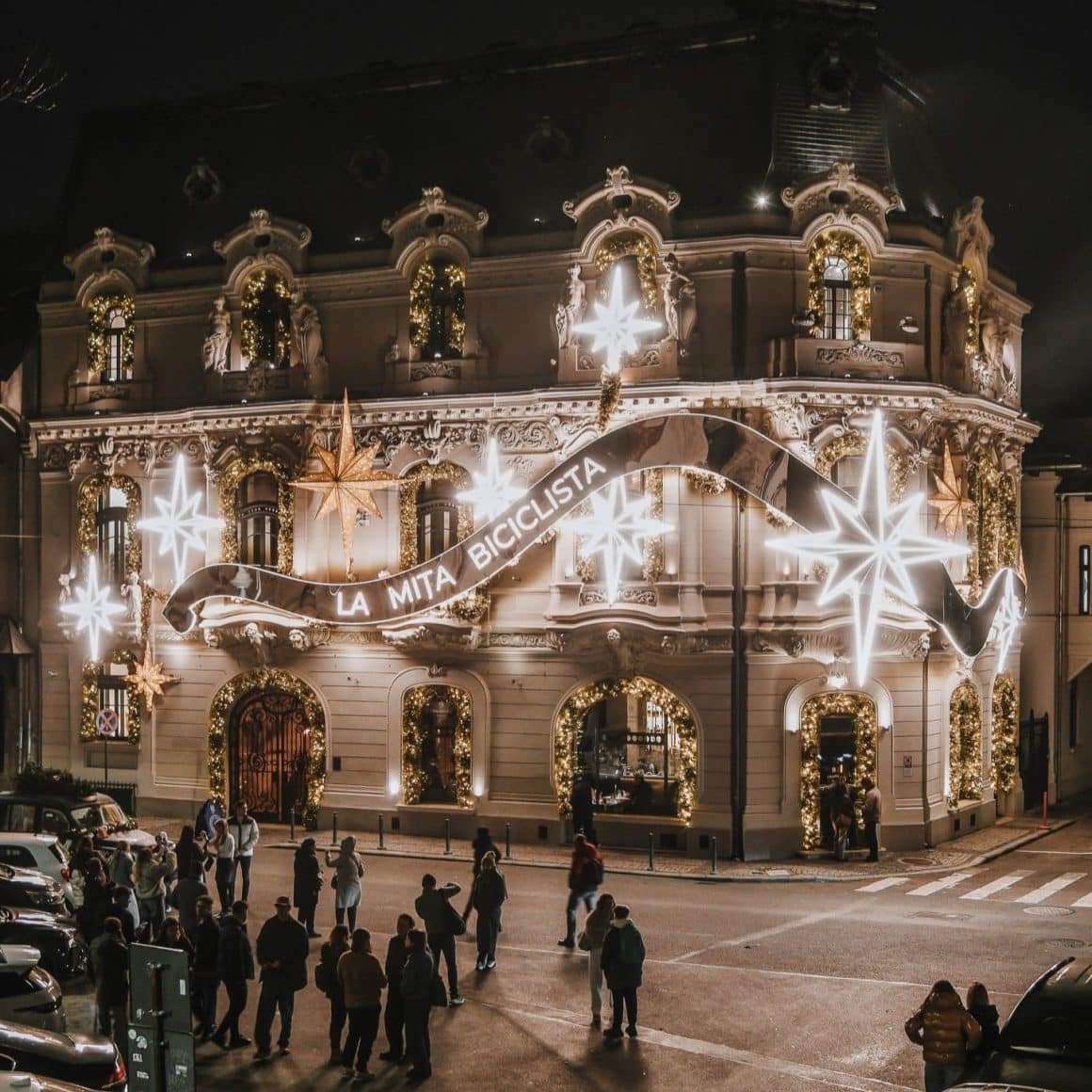 casa miței biciclista din București a fost deorată cu tematica crăciunului și luminată festiv. Locații de Crăciun din București