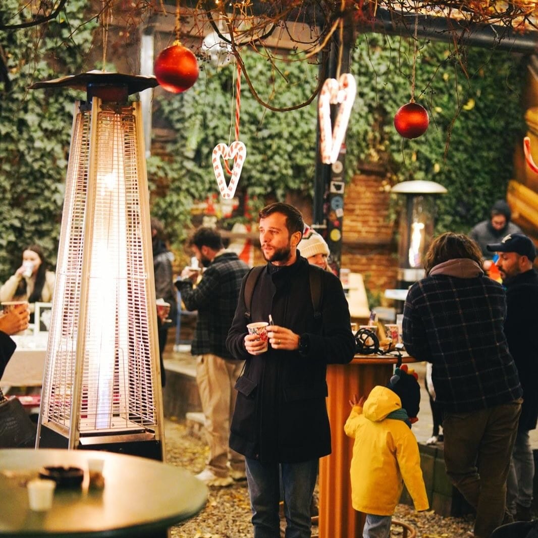 decorul de crăciun instalat in curtea jai bistrot din București. Locații de Crăciun din București
