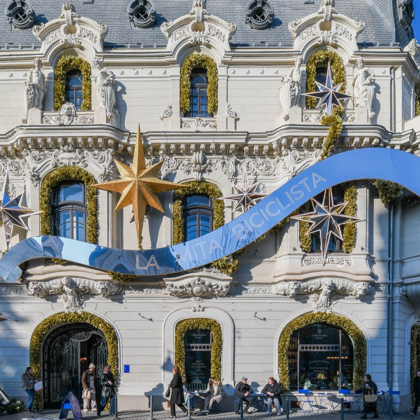 detalii decorative de la Casa Mita Biciclista de Craciun, cu stele imense, si ghirlande la ferestre. Locații de Crăciun București