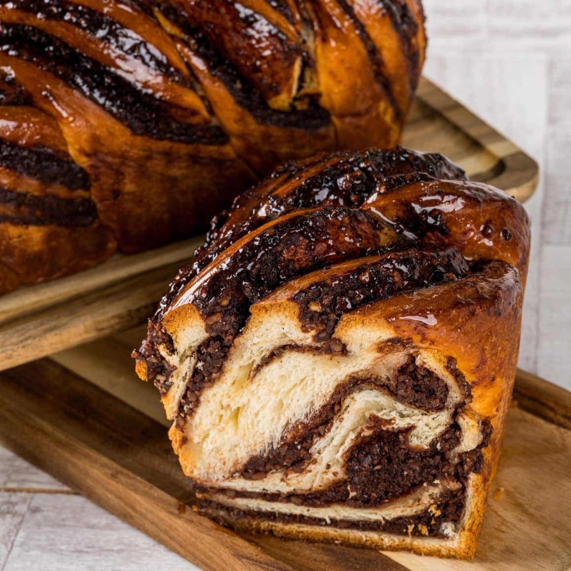 Babka cu ciocolată belgiană și nucă, însiropată cu rom Stroh de a Angeline Cake Boutique