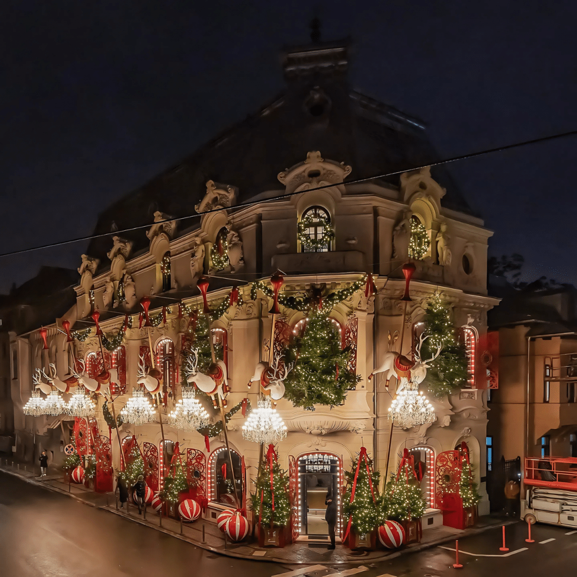 casa miței biciclista din București a fost deorată cu tematica crăciunului și luminată festiv. Locații de Crăciun din București