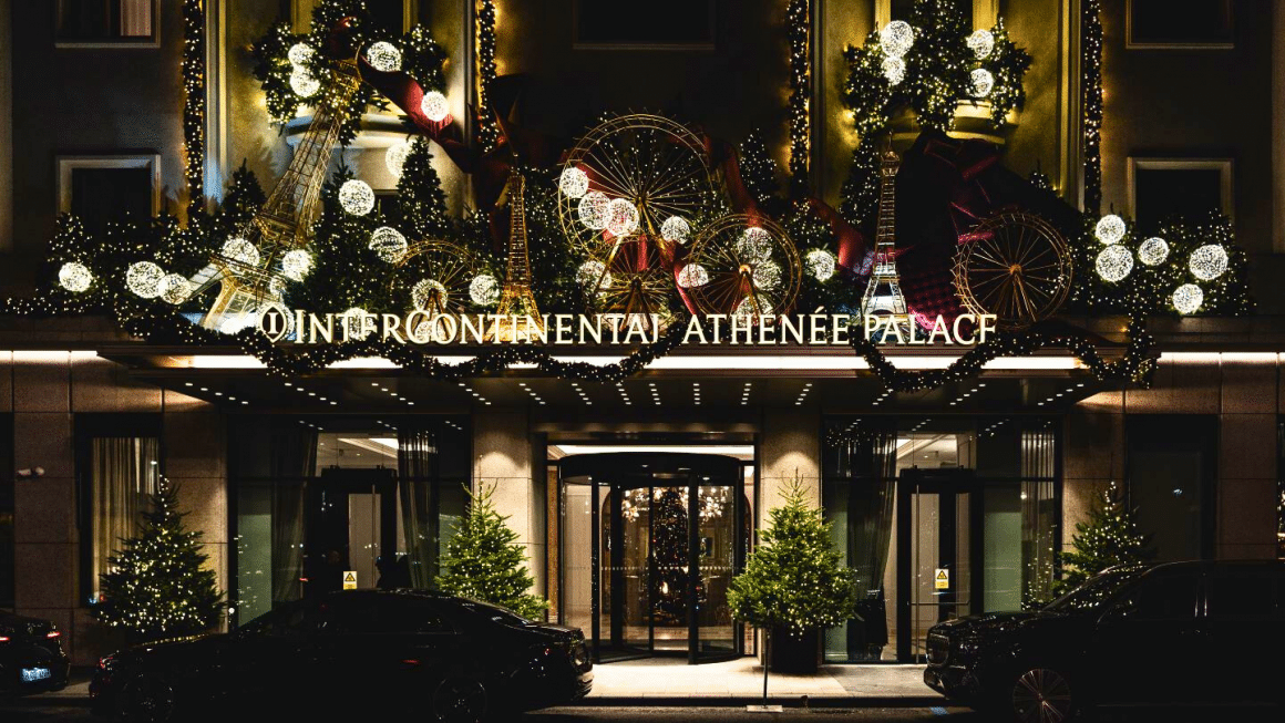 Intercontinental Athenee Palace Bucuresti deorat de Crăciun și luminată festiv. Locații de Crăciun din București