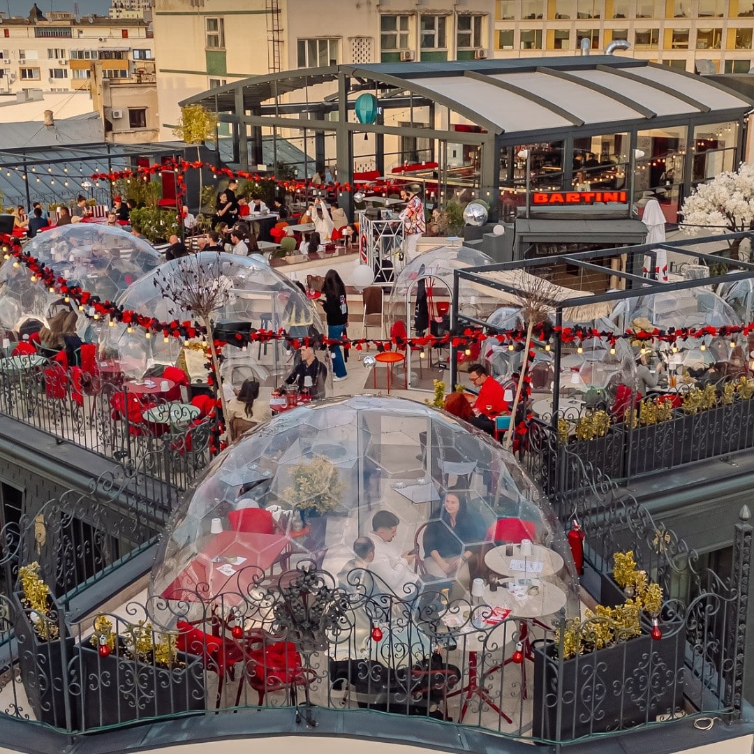 imagine de ansamblu peste terasa Bartini, decorarata de Craciun