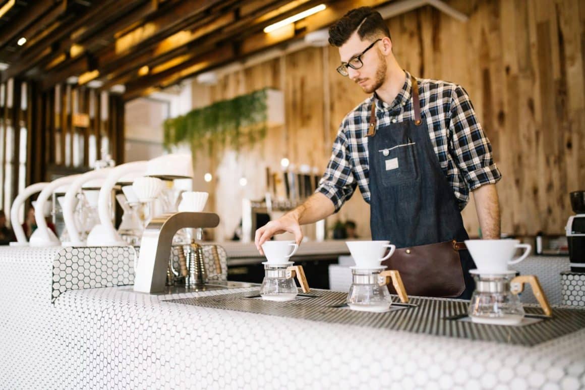 un barista aranjeaza recipientele in care va prepara cafea. Cadouri experiență culinară. Cadouri de Cărciun pentru foodies