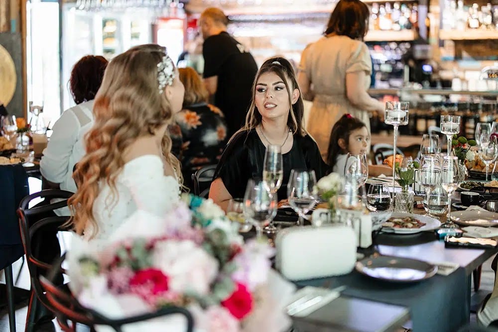 2 femei stau de vorbă la o masă festiva din restaurant ProWineGastroBar