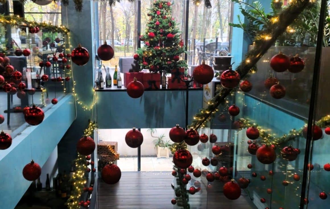 Decorul festiv de Crăciun din restaurant ProWine Gastrobar. Oferte de Revelion în București la restaurante